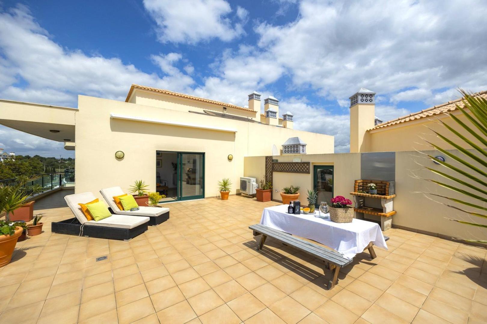 Penthouse Escape With Large Terrace, Pool & Garden Apartment *